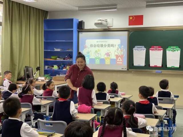 杭州市清河实验学校的陈晓波老师在给学生上方言课，讲垃圾分类知识。受访者供图