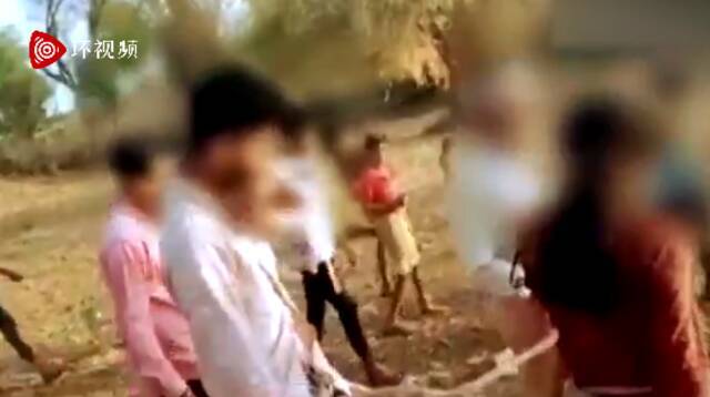 女孩和加害者被迫在村里行走，两人一前一后视频截图