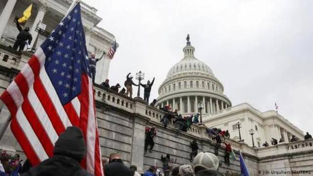 今年1月，特朗普支持者强行攻入国会大厦。来源：DW.COM