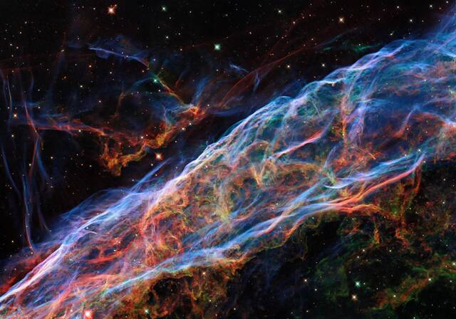 哈勃太空望远镜展示天鹅座面纱星云(Veil Nebula)绝美画面