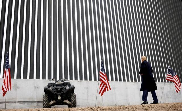 当地时间2021年1月12日，美国得克萨斯州阿拉莫，时任美国总统特朗普视察美墨边境墙。/IC Photo