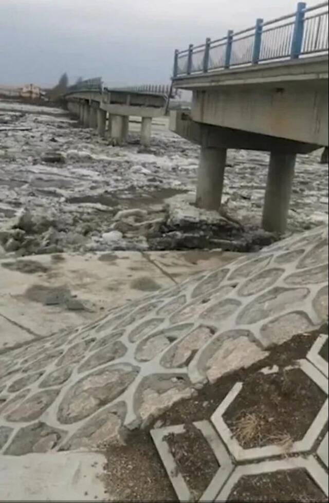 哈尔滨一座大桥出现垮塌，疑为冰排撞击导致