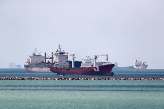 当地时间2021年3月28日，埃及苏伊士运河，受搁浅的重型货轮影响，聚集在运河入口处的货船等候排队通行。图源/IC Photo