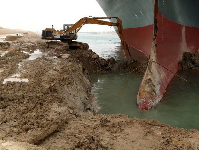 当地时间3月25日，埃及苏伊士运河，货轮搁浅，救援工作进行中。图/IC Photo