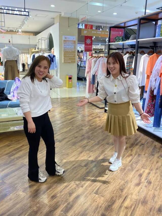  3月26日，张丽（左）和程珂珂（右）一起在登封商场逛街。新京报记者乔迟摄
