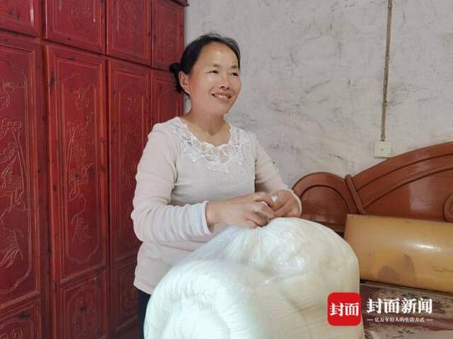 川籍采棉女工“人不知”火了 对话本人：怀念在新疆连续7年采棉花 自由自在很快乐
