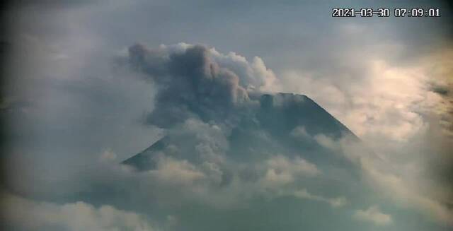 印度尼西亚莫拉比火山再次喷发 喷出火山灰高达1500米