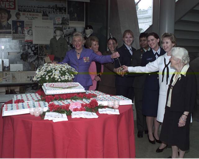  1998年，哈拉伦（右一）被邀请参加国防部庆祝1948年《妇女武装部队合并法案》50周年活动（图源：美国军事网站）