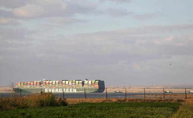 这是3月29日拍摄的移动至埃及苏伊士运河正常航道上的重型货轮。新华社记者王东震摄