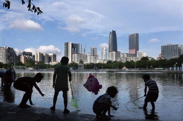 ■2018年5月7日，大雨过后，“东莞蓝”再现天空，许多市民带着小朋友到市中心广场游玩记者陈帆摄