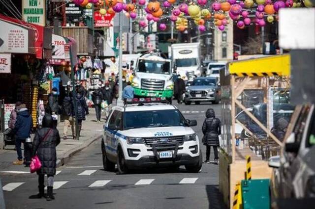  2021年3月19日，警车在美国纽约唐人街巡逻，枪击案发生后，纽约市在多个亚裔聚居区加派警力巡逻。图|新华社