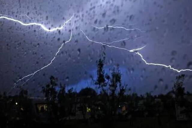 山东大范围降雨来了！济南、潍坊、青岛等10市局部大雨，降温幅度达8℃，还有9级阵风