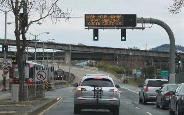 在美国旧金山市，高速公路显示牌上出现给民众的健康提示。新华社资料
