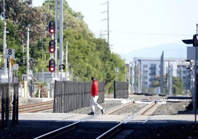 在美国旧金山湾区圣马特奥市，行人横穿铁路。新华社资料