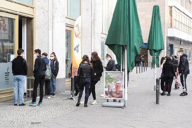 ↑4月1日，人们在柏林商店外排队。