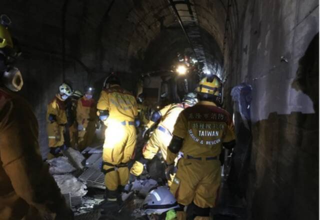 消防人员在隧道内搜救