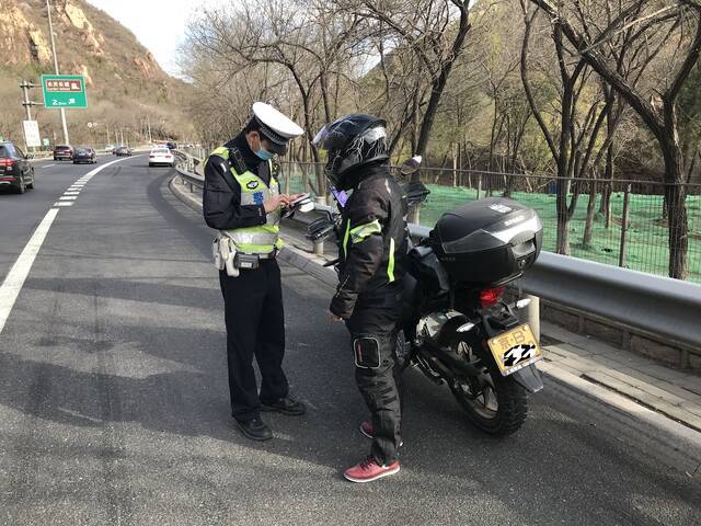 清明假期首日 京藏高速多车占应急车道违法被罚