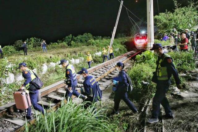 台铁“太鲁阁号”疑似还有人员受困 搜救持续进行