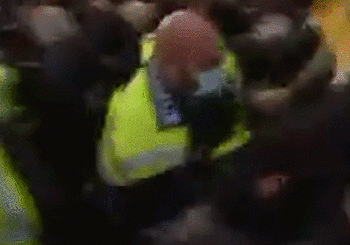 示威者与伦敦警察发生冲突