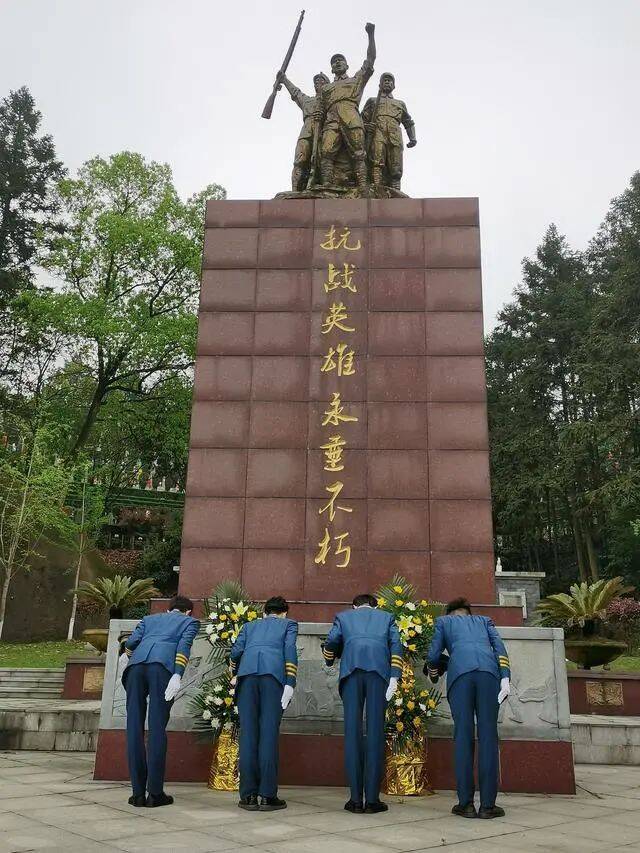 ▲湖南唐人万寿园礼仪队祭奠抗战老兵。（图片来源：新湖南）