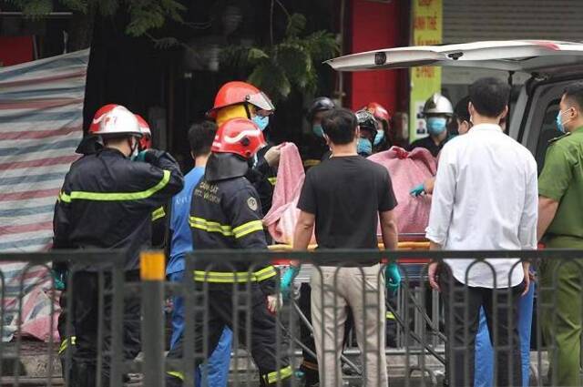 越南河内一商铺发生火灾 致4人死亡