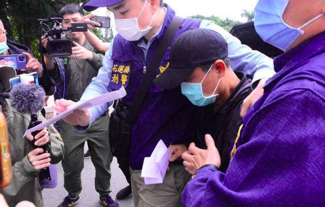 曝光！台铁列车出轨后，肇事工程车司机山坡上观望未帮忙救援，还低头看手机