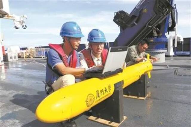 技术人员在厦门大学“嘉庚”号科考船南海航次进行操作准备。（资料图片）