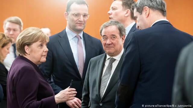 △左一为德国总理默克尔，左二为德国卫生部长施潘，左三为基民盟党主席、德国北威州州长拉舍特，右一为基社盟党主席、德国巴伐利亚州州长索德尔（图片来源：德新社）
