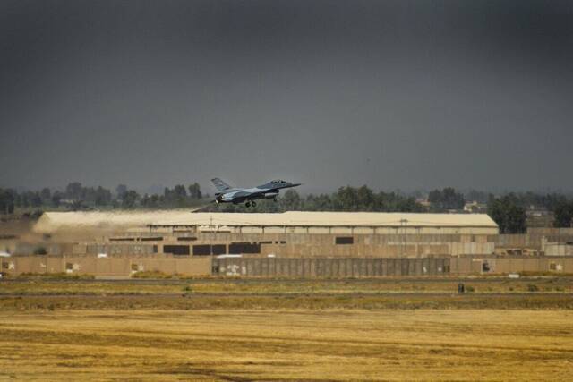 资料图：一架F-16战斗机从伊拉克巴拉德空军基地起飞