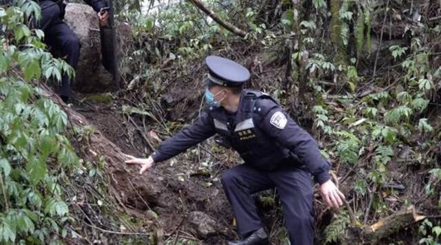 民警在巡界途中，道路险峻。新京报记者徐雪飞摄