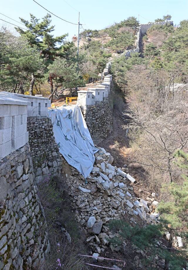 韩国600年古城墙突然坍塌 砖石碎一地