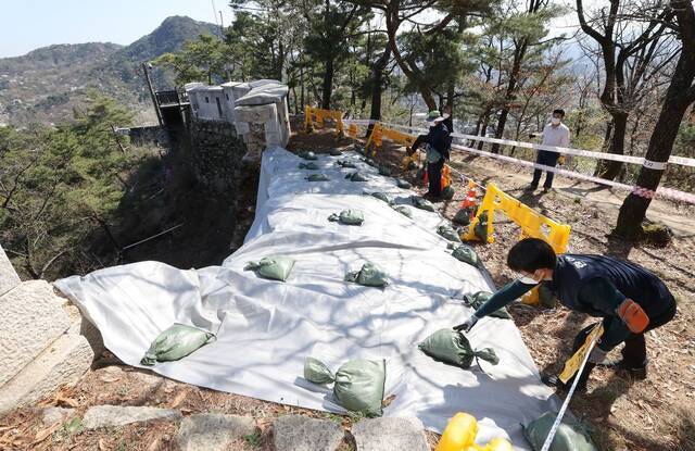 韩国600年古城墙突然坍塌 砖石碎一地