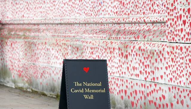 ↑这是3月31日在伦敦拍摄的国家新冠纪念墙。