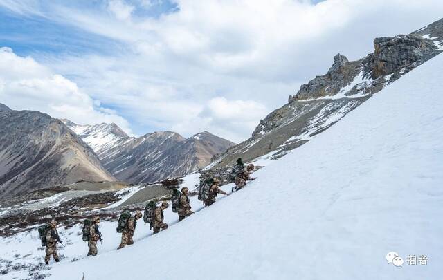 △巡逻官兵艰难地爬雪山。（本文图片均拍摄于2021年3月）摄影/新京报记者陶冉文字/王瑞文实习生/谢婧雯