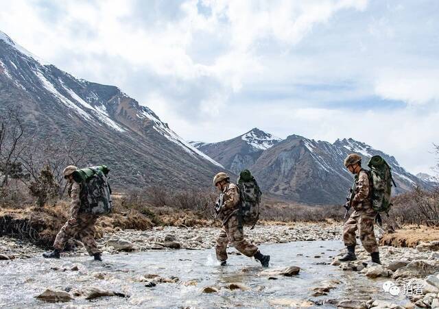 藏东第一哨的雪域巡逻：背着35斤行囊，4天翻过5座雪山