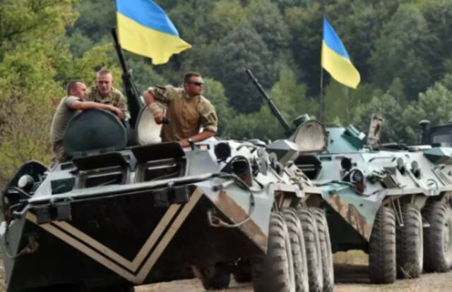 在乌东地区集结的乌军装甲部队。来源：france24