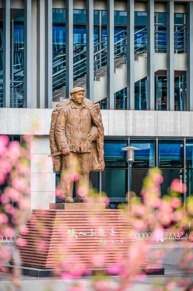 想和你看四月满天飞花， 与你共度日出与晚霞！