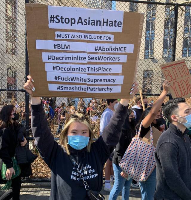 上周末大批美国民众上街游行反歧视亚裔图源：国外社交媒体