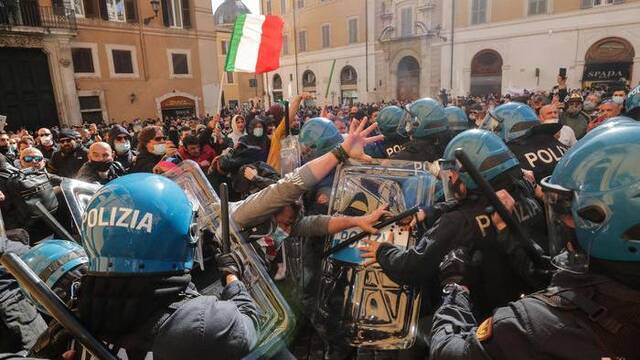 意大利多地餐饮和商业经营者举行抗议 要求重新开业