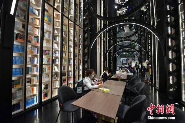 资料图：吉林长春，市民在书店读书。张瑶摄