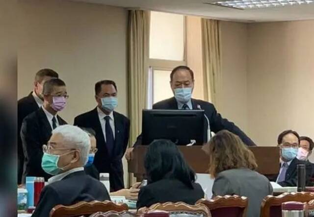 台“海委会主委”李仲威（中）7日在“立法院”备询。图自台湾联合新闻网