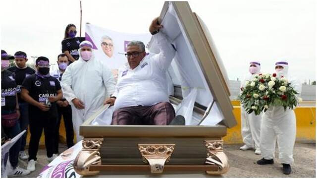 吸睛新招数？墨西哥议员候选人躺棺材里启动竞选活动