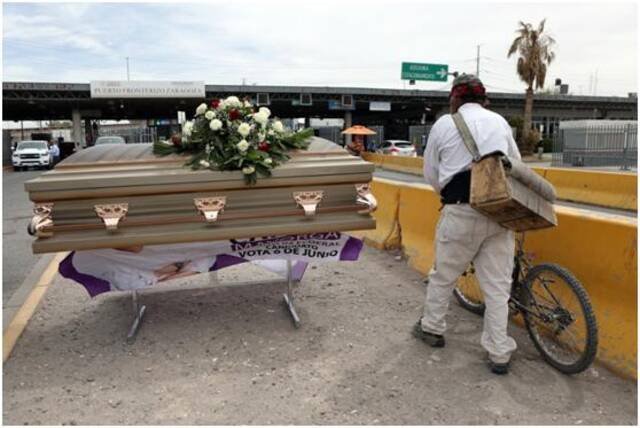 吸睛新招数？墨西哥议员候选人躺棺材里启动竞选活动