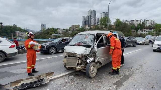 贵州：车辆追尾致4人被困 消防救援人员9分钟成功营救