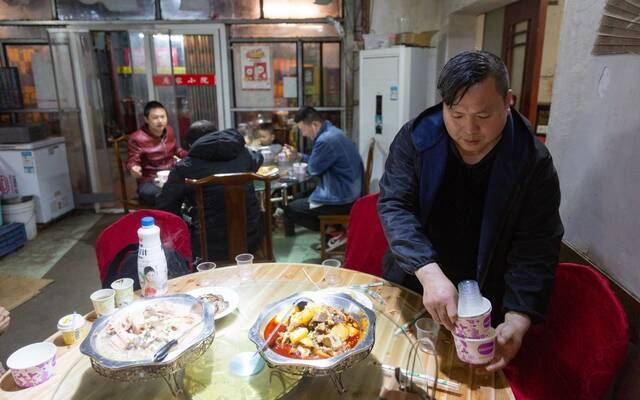 4月2日，湖北武汉，庞益兵与妻子在家中经营农家菜馆。新京报记者郑新洽摄
