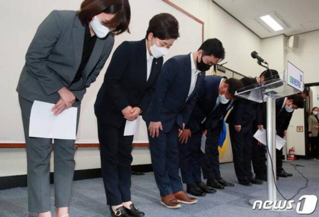 韩国执政党领导班子宣布辞职后，集体鞠躬
