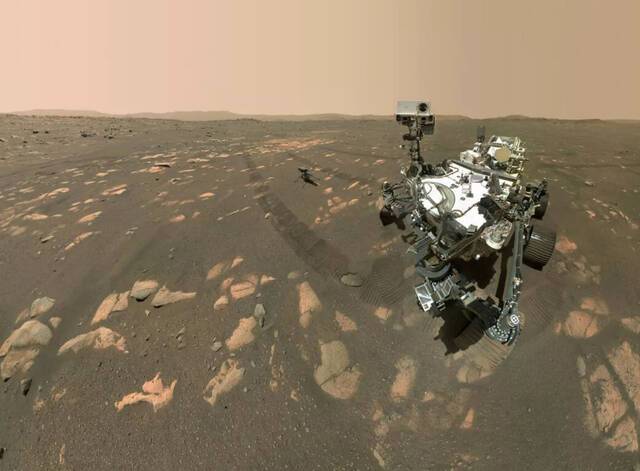 NASA公布火星探测车“毅力号”与Ingenuity直升机的合照