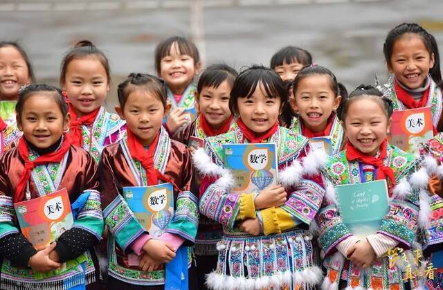 广西融水苗族自治县杆洞乡中心校的孩子们在合影（2019年3月14日摄）