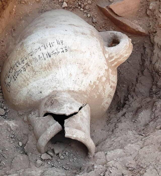 房间内发现的生活器皿（哈瓦斯埃及考古中心）