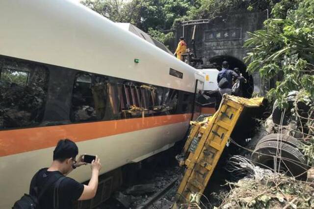 台铁出轨惨剧 “追根究底是执政者不行正轨”